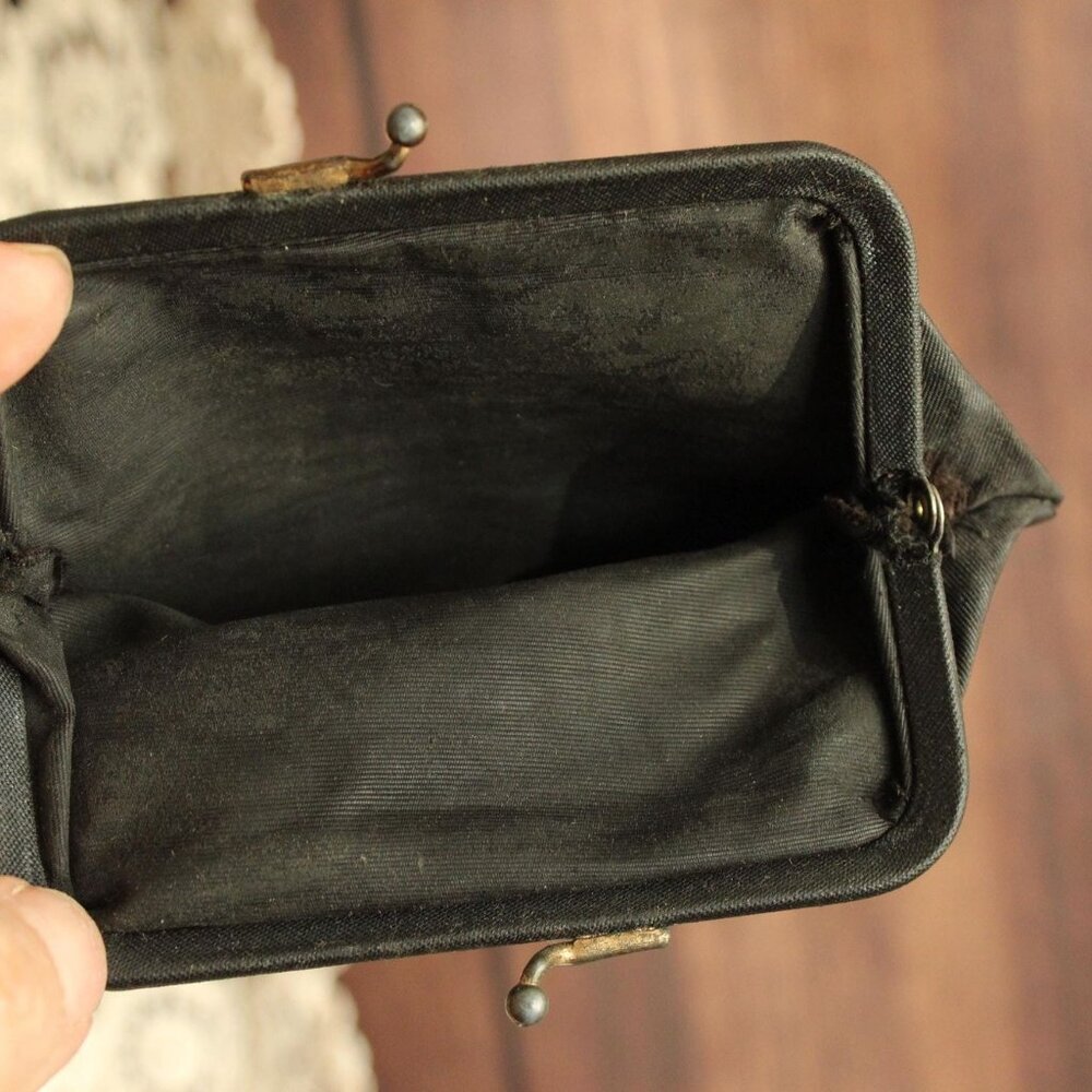 Vintage 1940s Coin Purse, Black Moire Taffeta Clutch Or Makeup Bag, Kiss Clasp - Picture 6 of 13